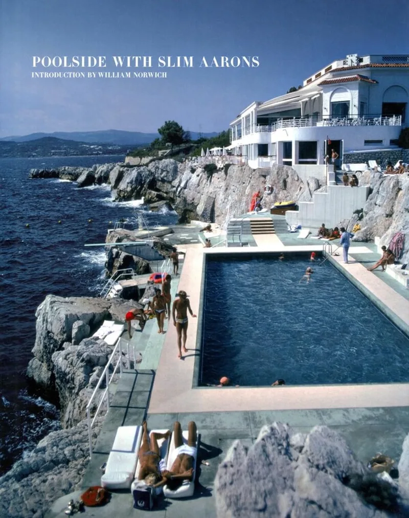 Poolside With Slim Aarons van Abrams – boekfoto