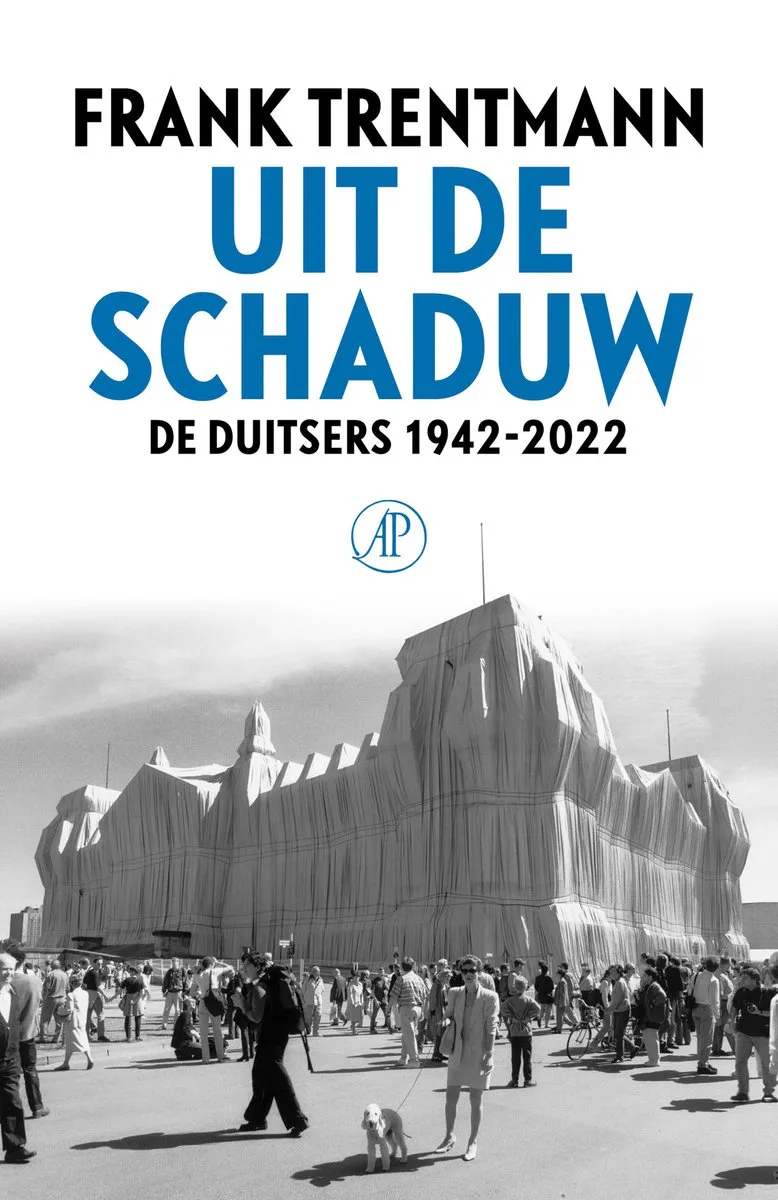 Uit de schaduw von De Arbeiderspers – Buchfoto