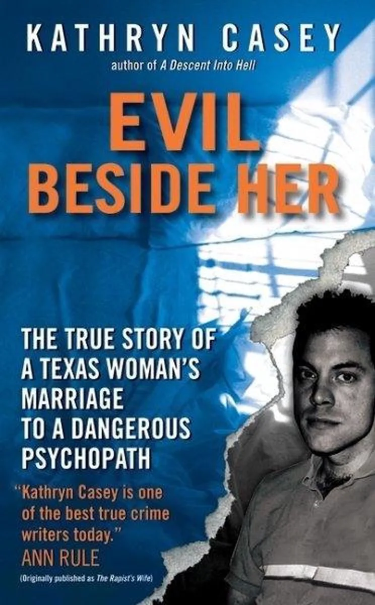 Evil Beside Her von HarperCollins – Buchfoto