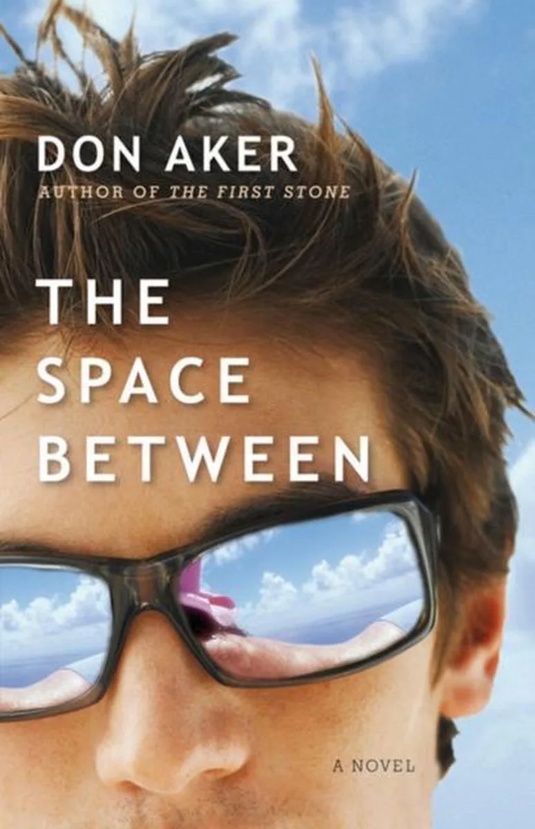 Space Between van HarperCollins – boekfoto