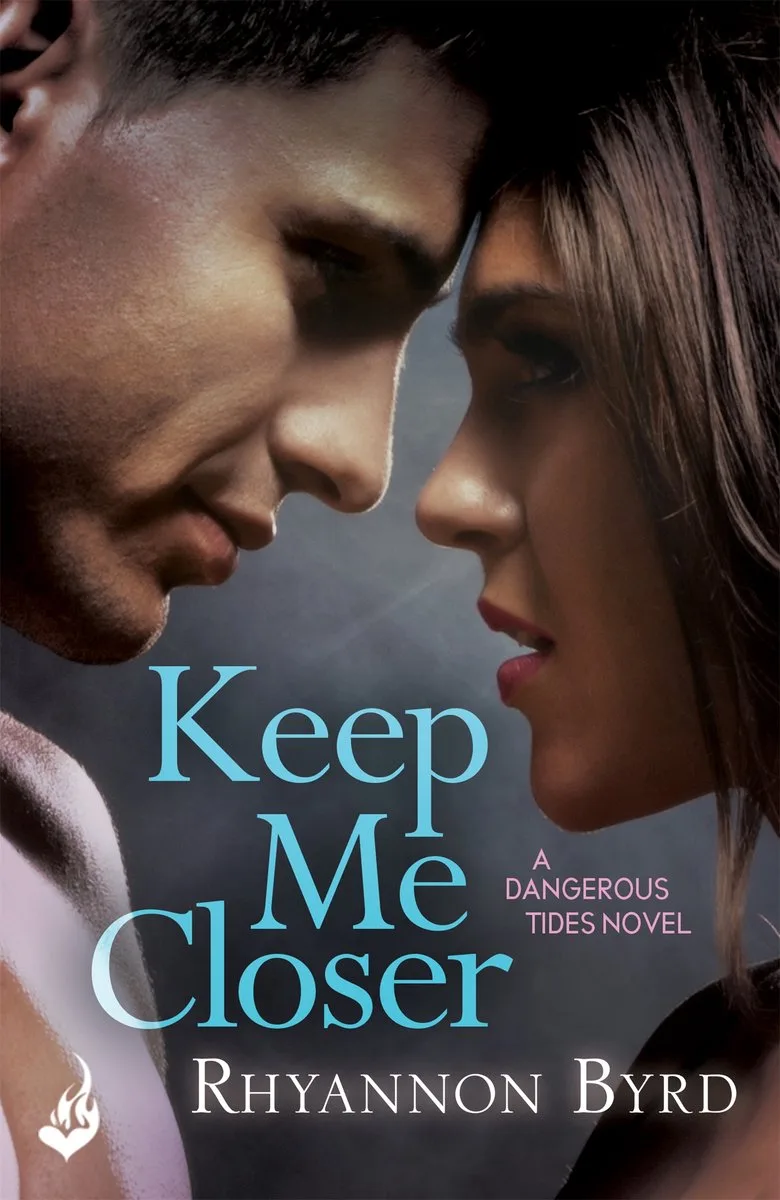 Keep Me Closer von Headline – Buchfoto