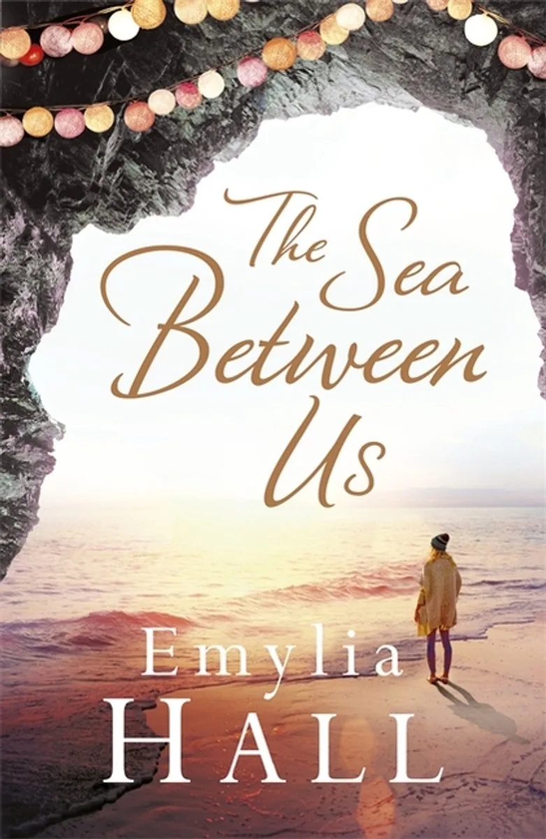 Sea Between Us von Headline – Buchfoto