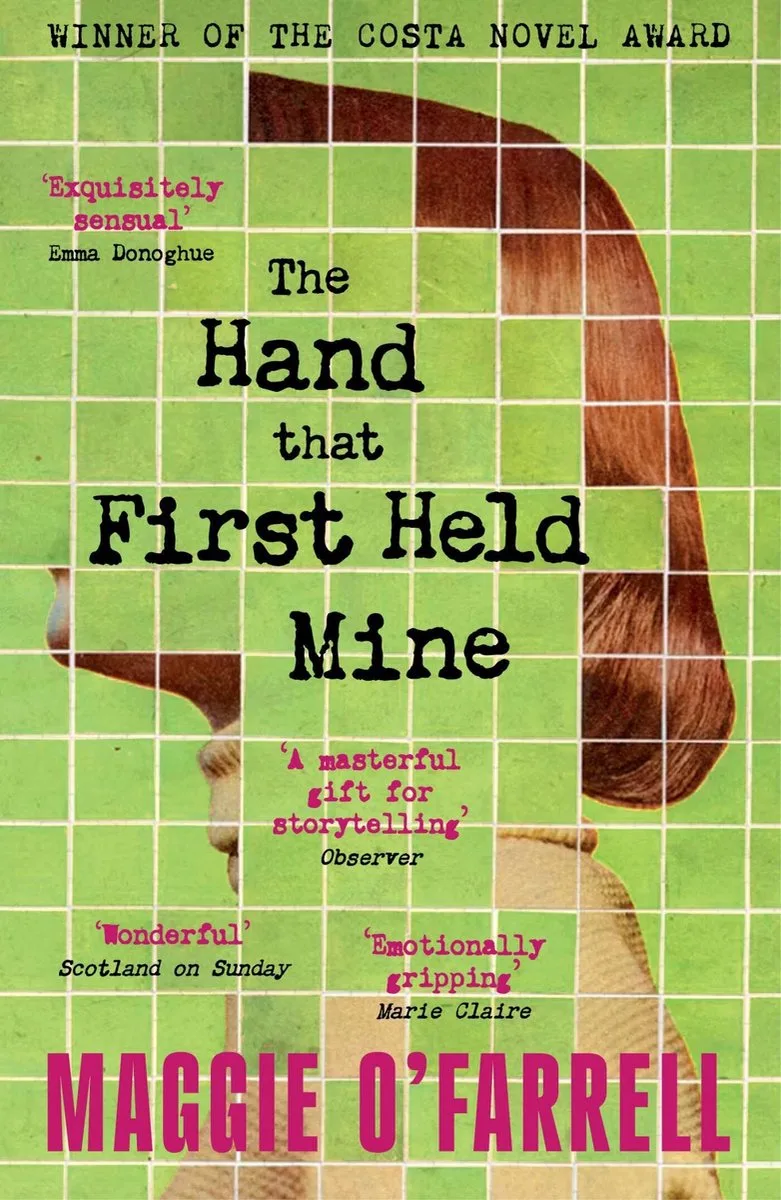The Hand That First Held Mine von Headline – Buchfoto