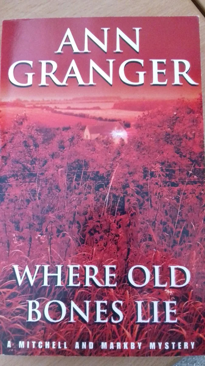 Where Old Bones Lie von Headline – Buchfoto