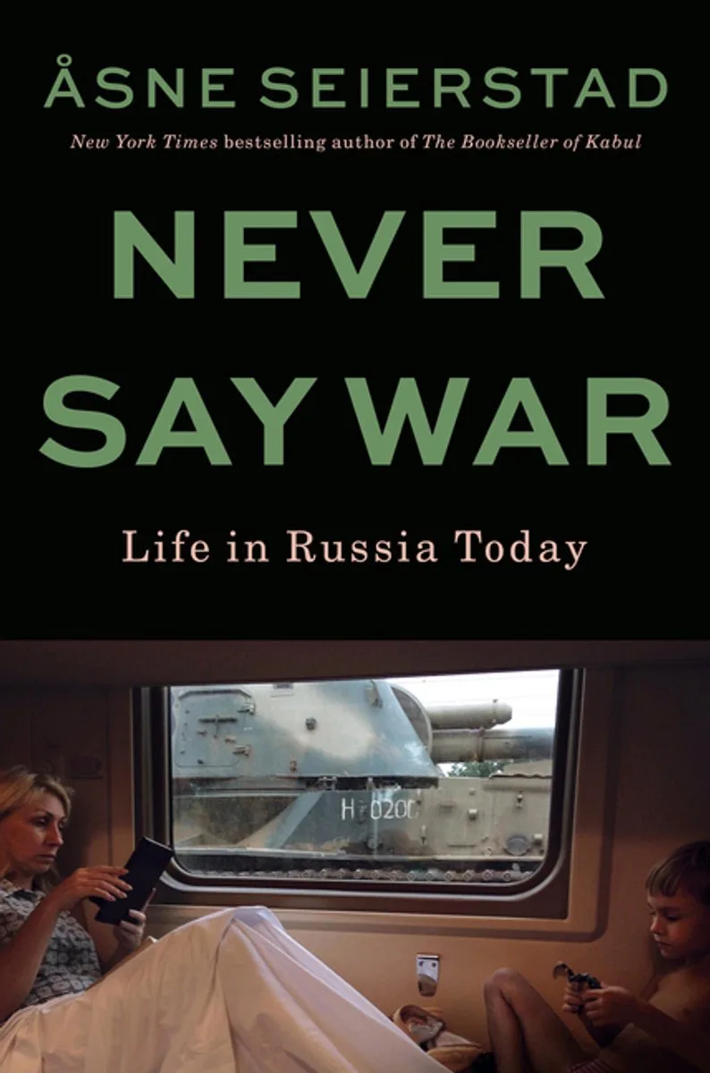 Never Say War von Little, Brown – Buchfoto