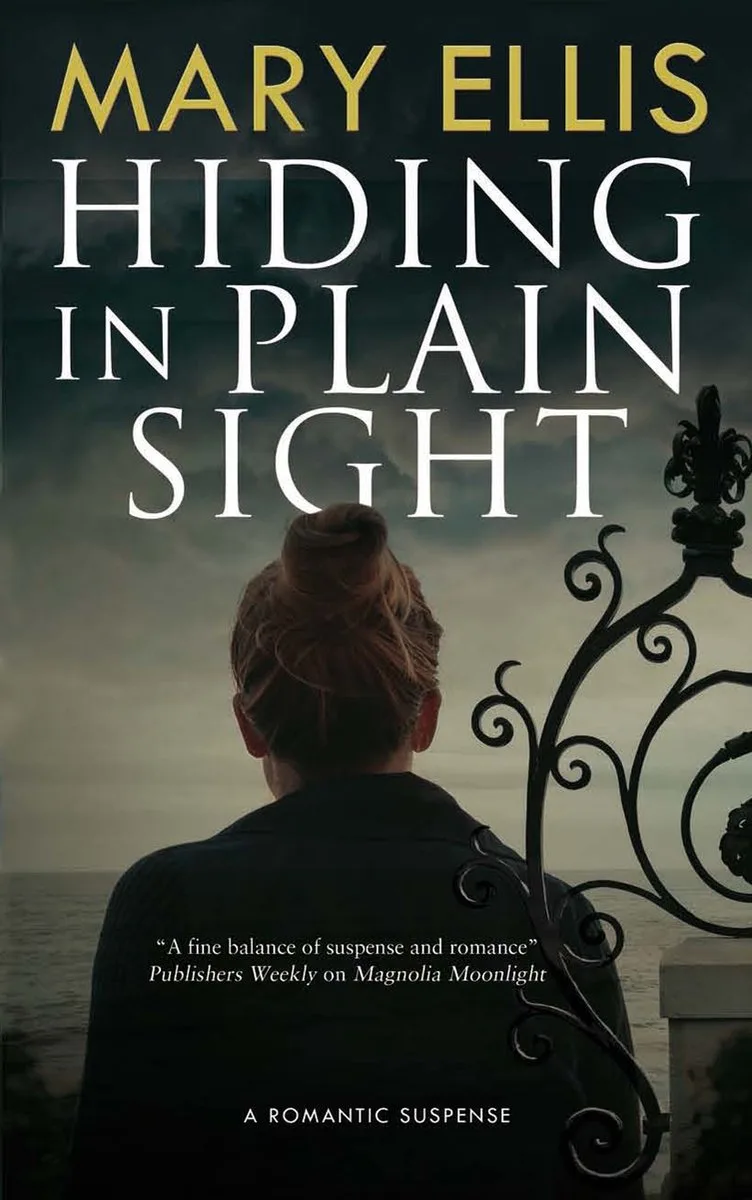 Hiding in Plain Sight von Severn House – Buchfoto